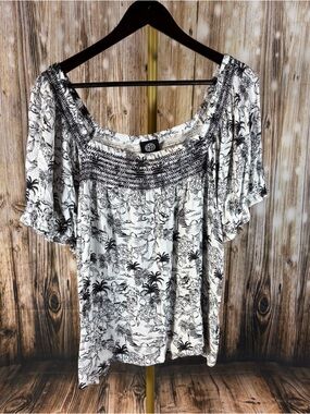 Bobeau Top Women’s Plus 2X Lightweight Flowy Black White Tropical Scene Resort
